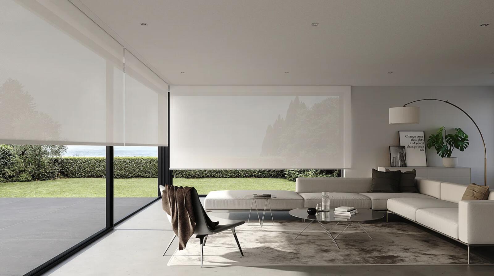 Innenliegende Screens an Panoramafenstern eines minimalistischen Wohnraums — Lichtdiffusion bei freiem Gartenblick