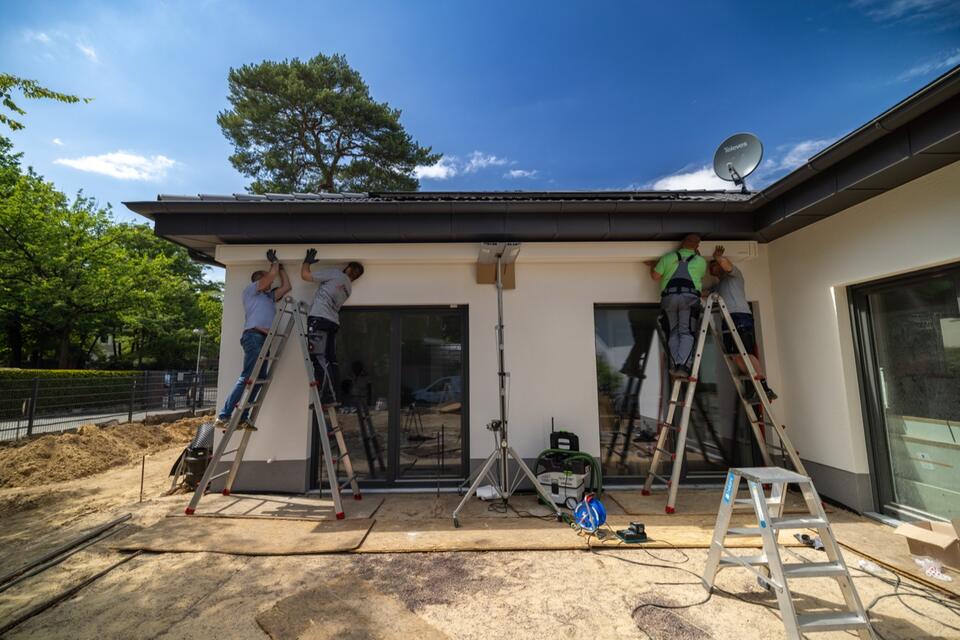Zepik-Monteure bei der Montage einer Markise an der Fassade eines Wohnhauses
