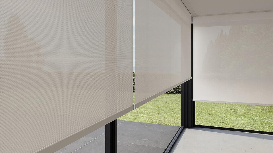 Innenliegende Screens an großen Glasfronten eines modernen Wohnzimmers — dezenter Blendschutz bei freiem Ausblick