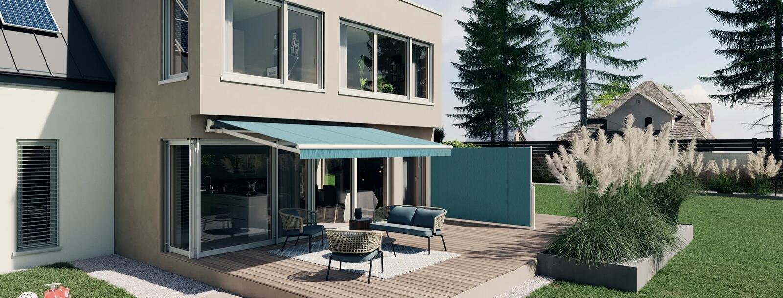 Ausgefahrene Gelenkarmmarkise in Petrolblau über einer Holzterrasse mit Gartenmöbeln